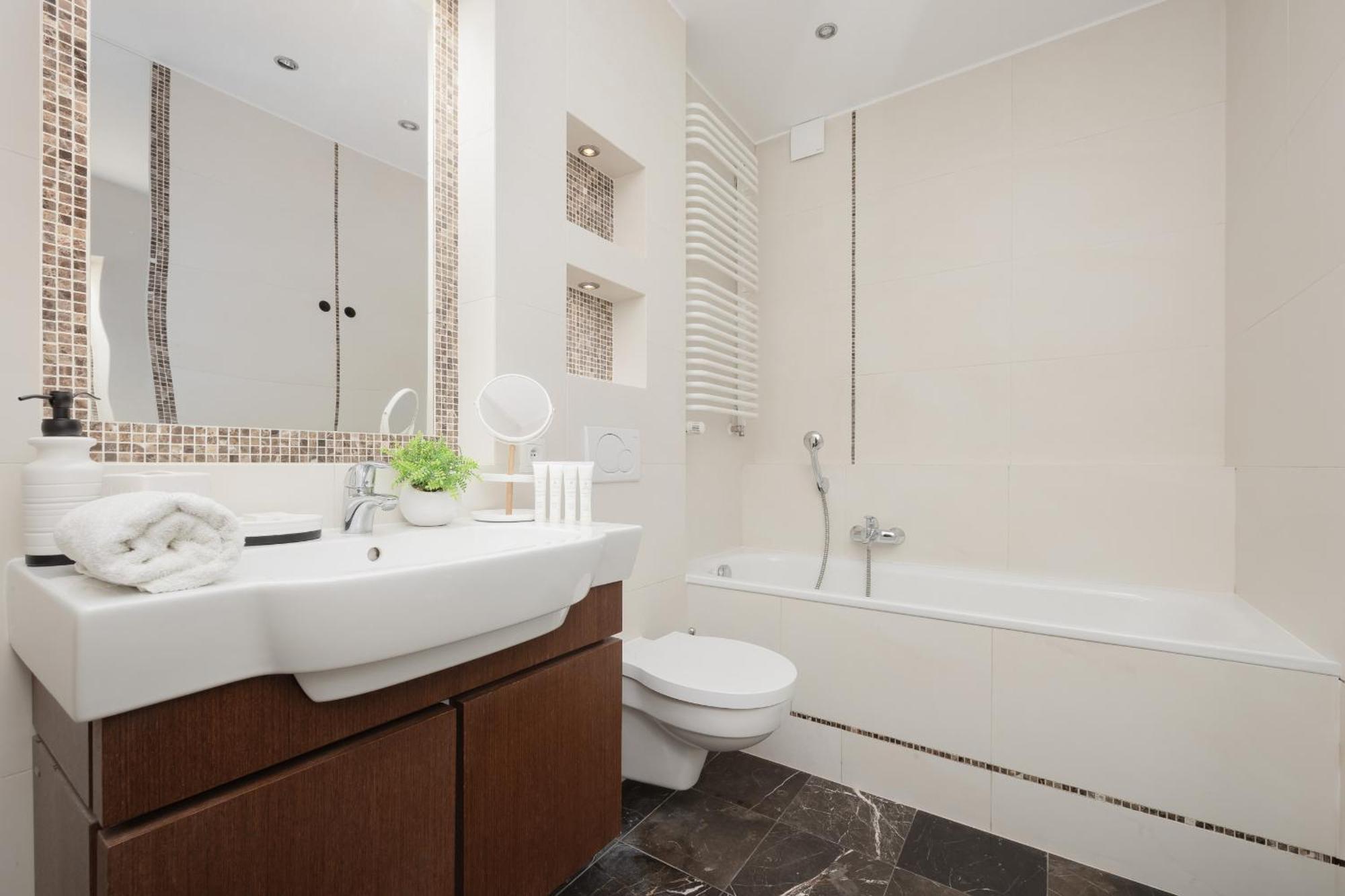 Appartamento Luxury Four Bedroom With Parking & Balcony In Mokotow By Renters Prestige *