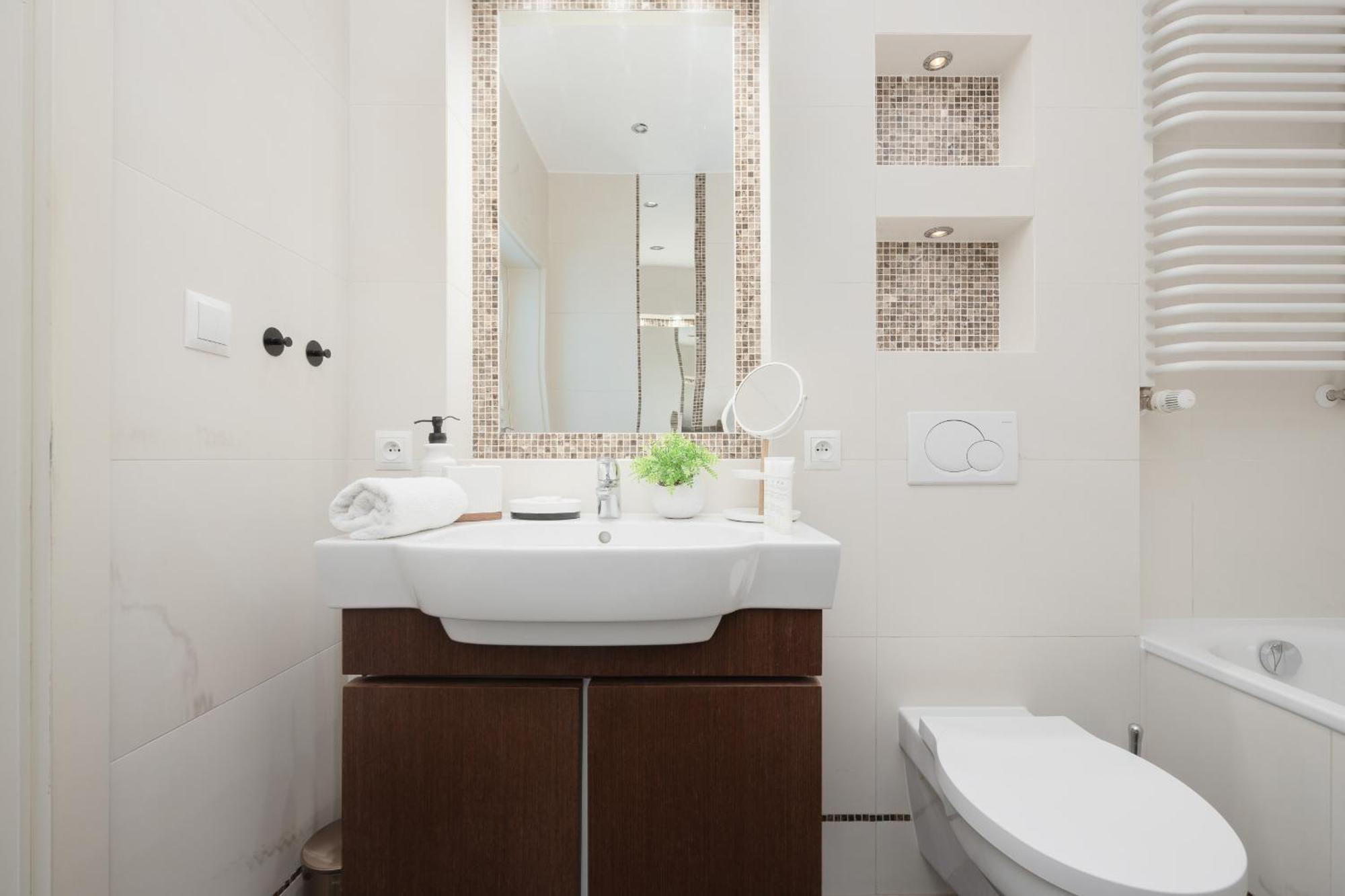 Luxury Four Bedroom With Parking & Balcony In Mokotow By Renters Prestige Apartment *