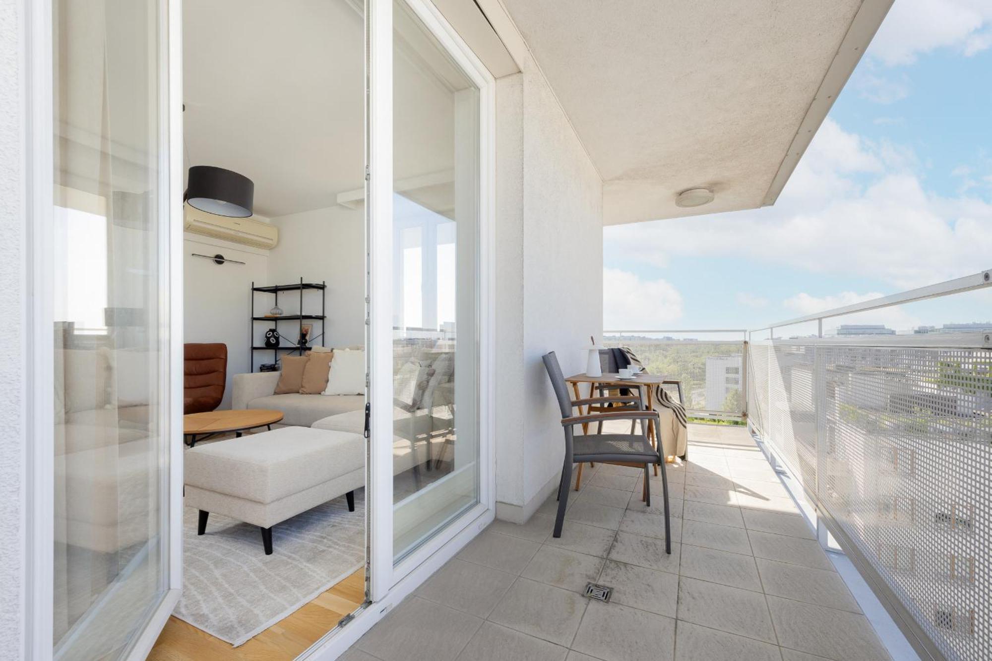 Apartment Luxury Four Bedroom With Parking & Balcony In Mokotow By Renters Prestige