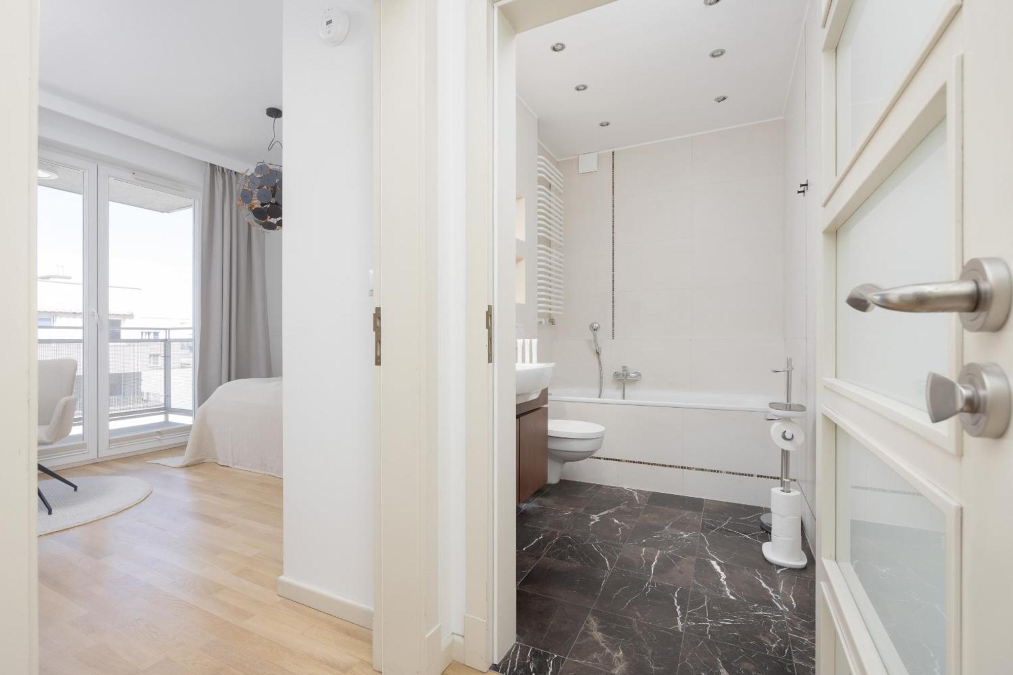 Luxury Four Bedroom With Parking & Balcony In Mokotow By Renters Prestige * Varsavia
