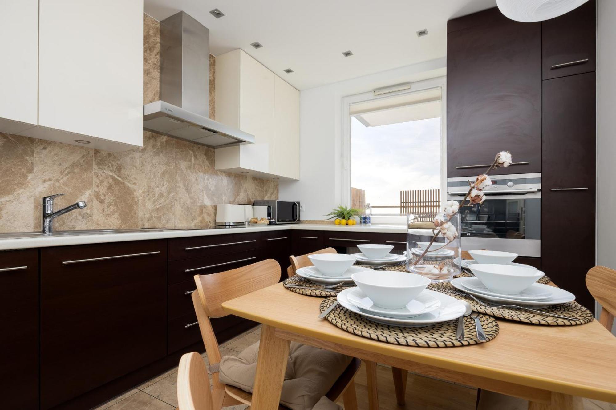 Apartment Luxury Four Bedroom With Parking & Balcony In Mokotow By Renters Prestige